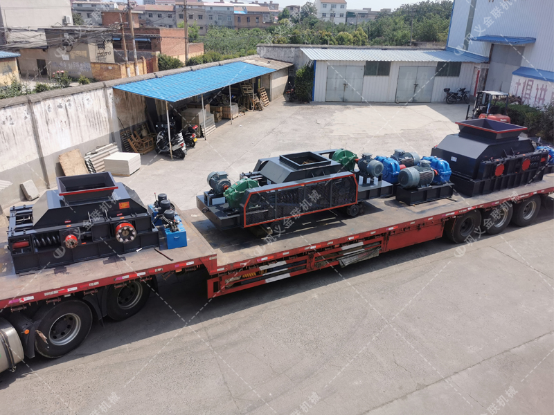 1200*1200雙齒輥破碎機，兩臺900*900軌道移動雙齒輥破碎機發(fā)往云南