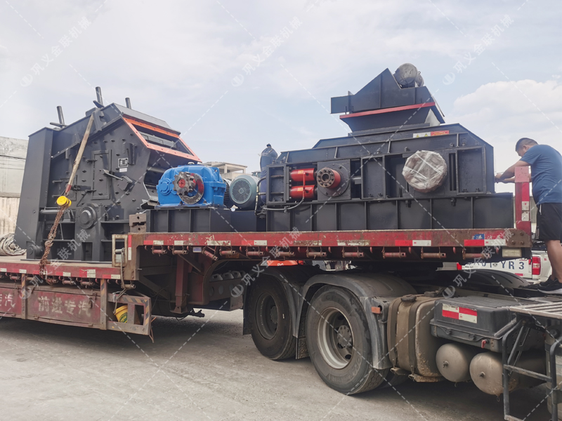 1000*700液壓對輥制砂機，1210反擊破發往四川