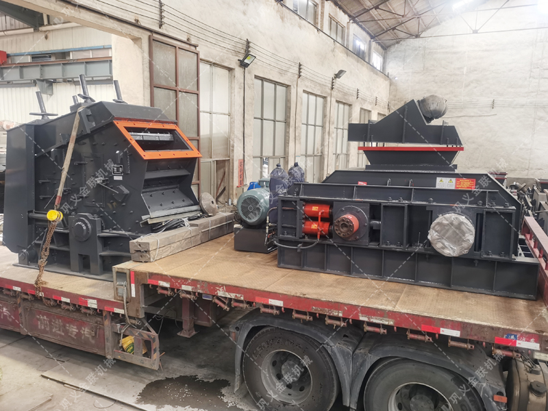 1000*700液壓對輥制砂機，1210反擊破發往四川