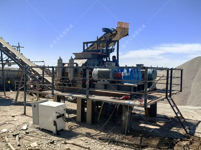 四川綿陽制砂生產(chǎn)線需要配置一臺1210型液壓對輥制砂機(jī) 四川綿陽制砂生產(chǎn)線需要配置一臺1210型液壓對輥制砂機(jī)