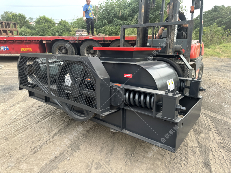 硬巖與軟巖通吃,雙齒輥破碎機(jī)的“牙齒”究竟有多鋒利? 硬巖與軟巖通吃,雙齒輥破碎機(jī)的“牙齒”究竟有多鋒利?